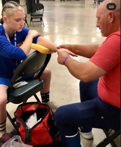 Summers dad tapes her hand at Nationals.
